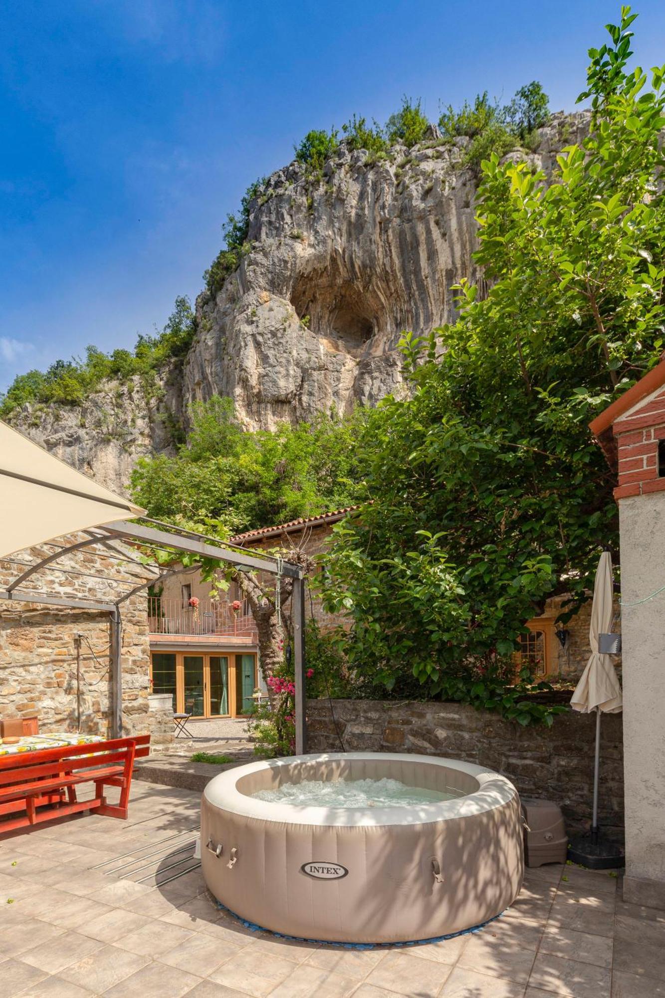 Under The Rock House In Osp With Hot Tub Exterior foto