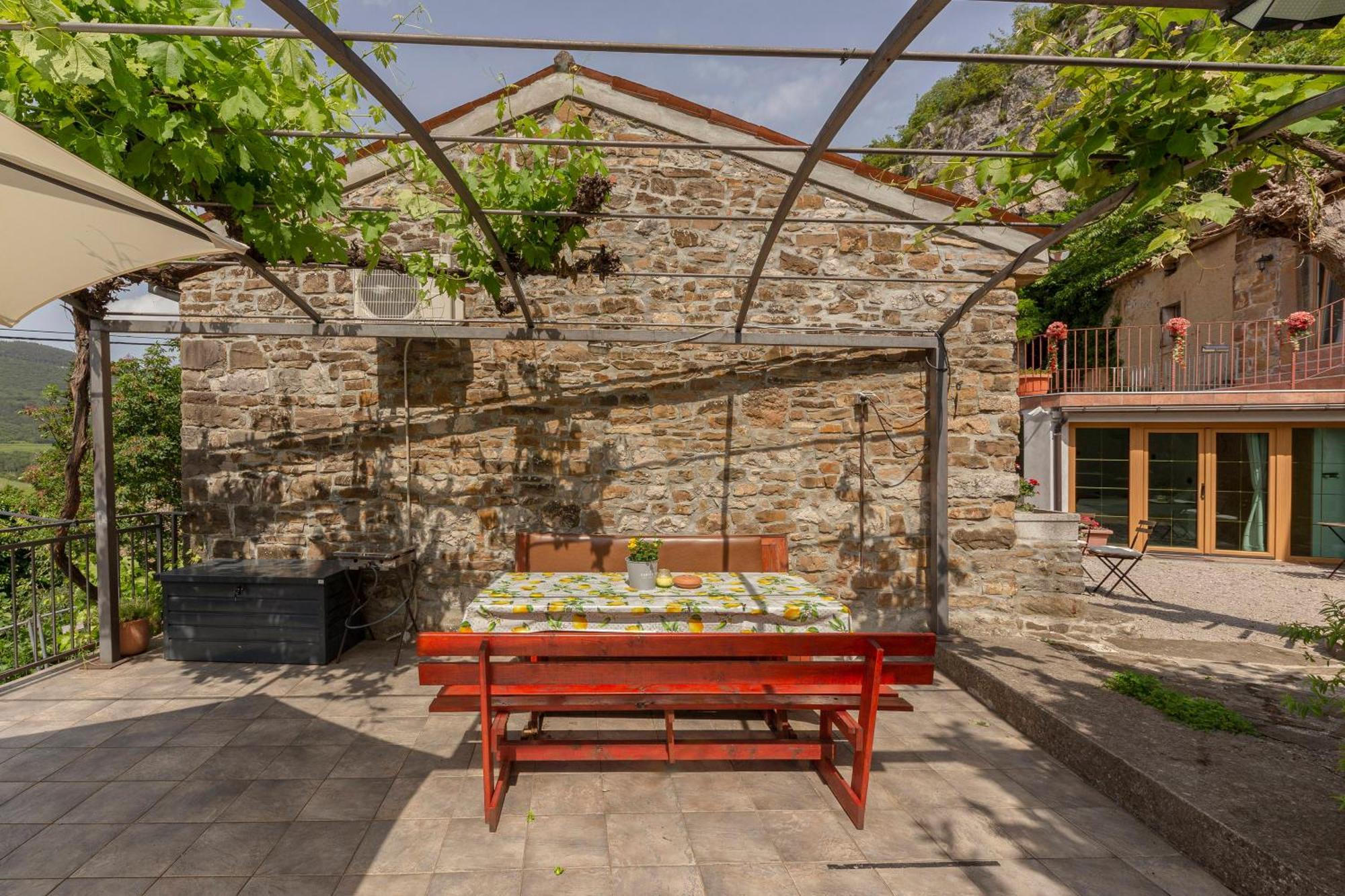 Under The Rock House In Osp With Hot Tub Exterior foto