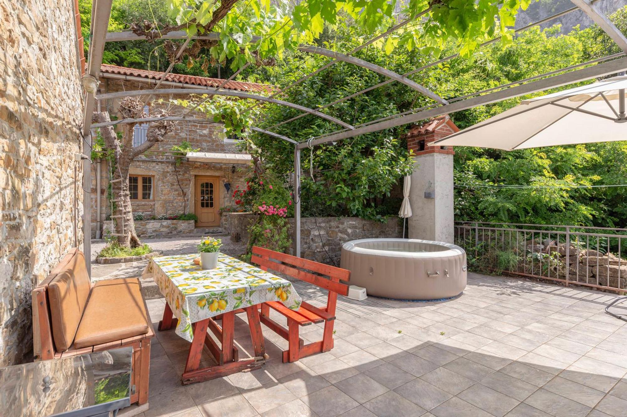 Under The Rock House In Osp With Hot Tub Exterior foto