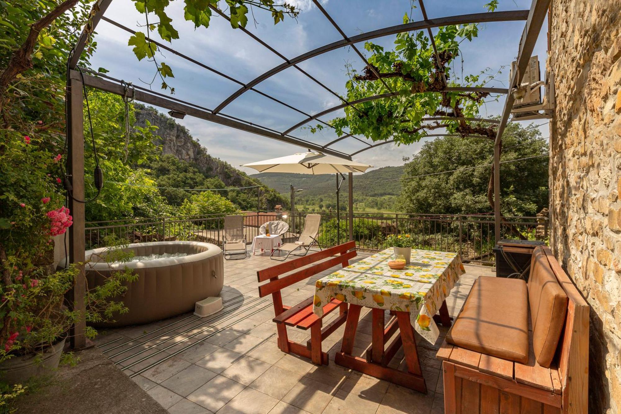 Under The Rock House In Osp With Hot Tub Exterior foto