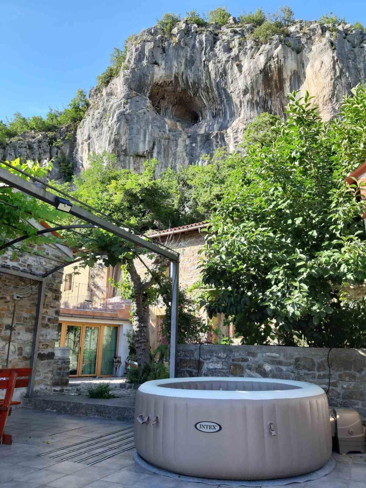 Under The Rock House In Osp With Hot Tub Exterior foto